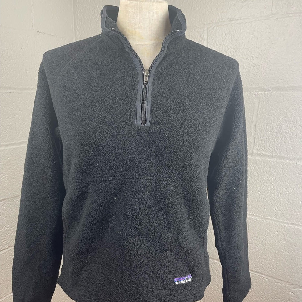 Small black Patagonia quarter zip up fleece